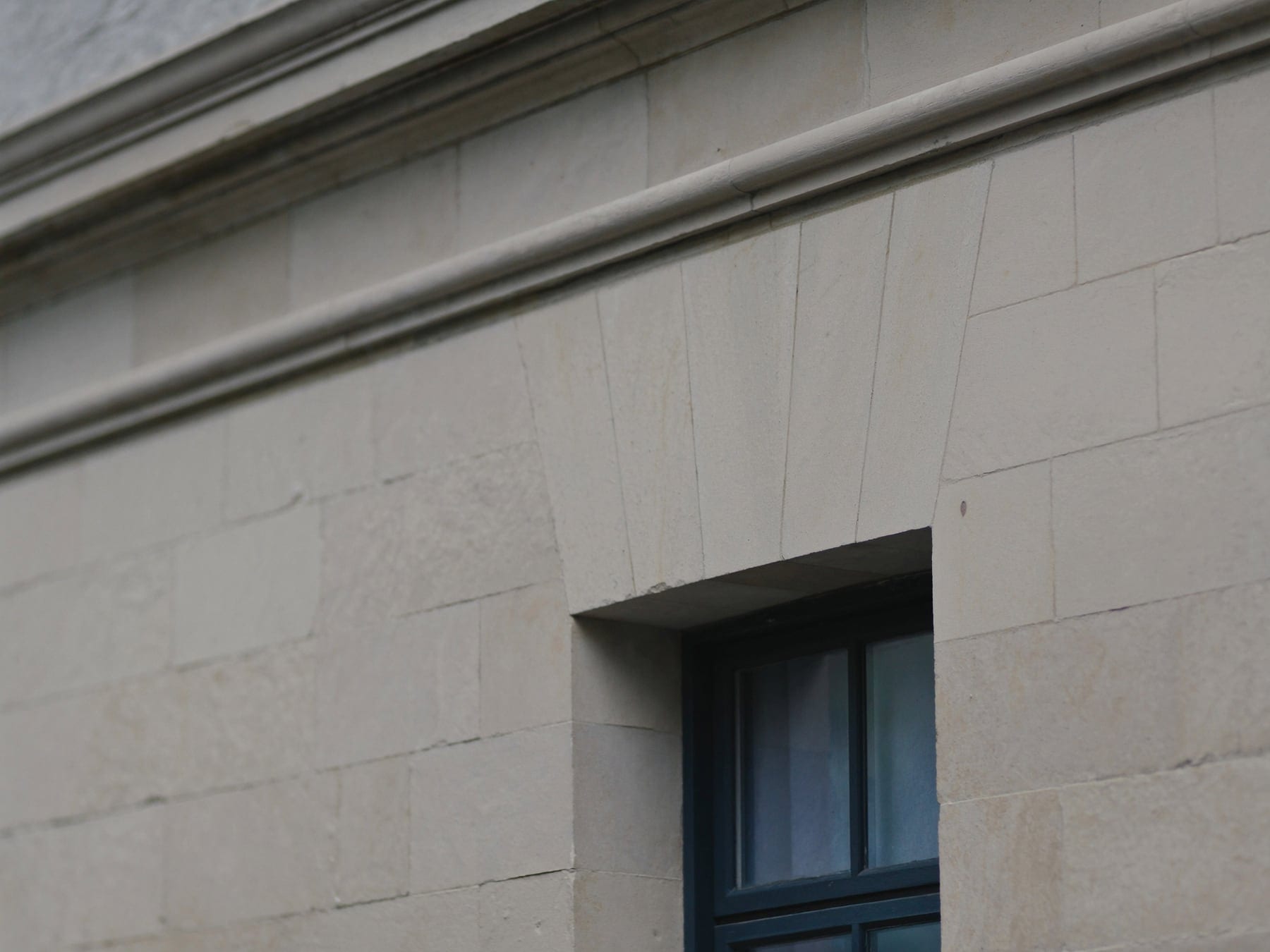 Detail einer gereinigten historischen Natursteinfassade