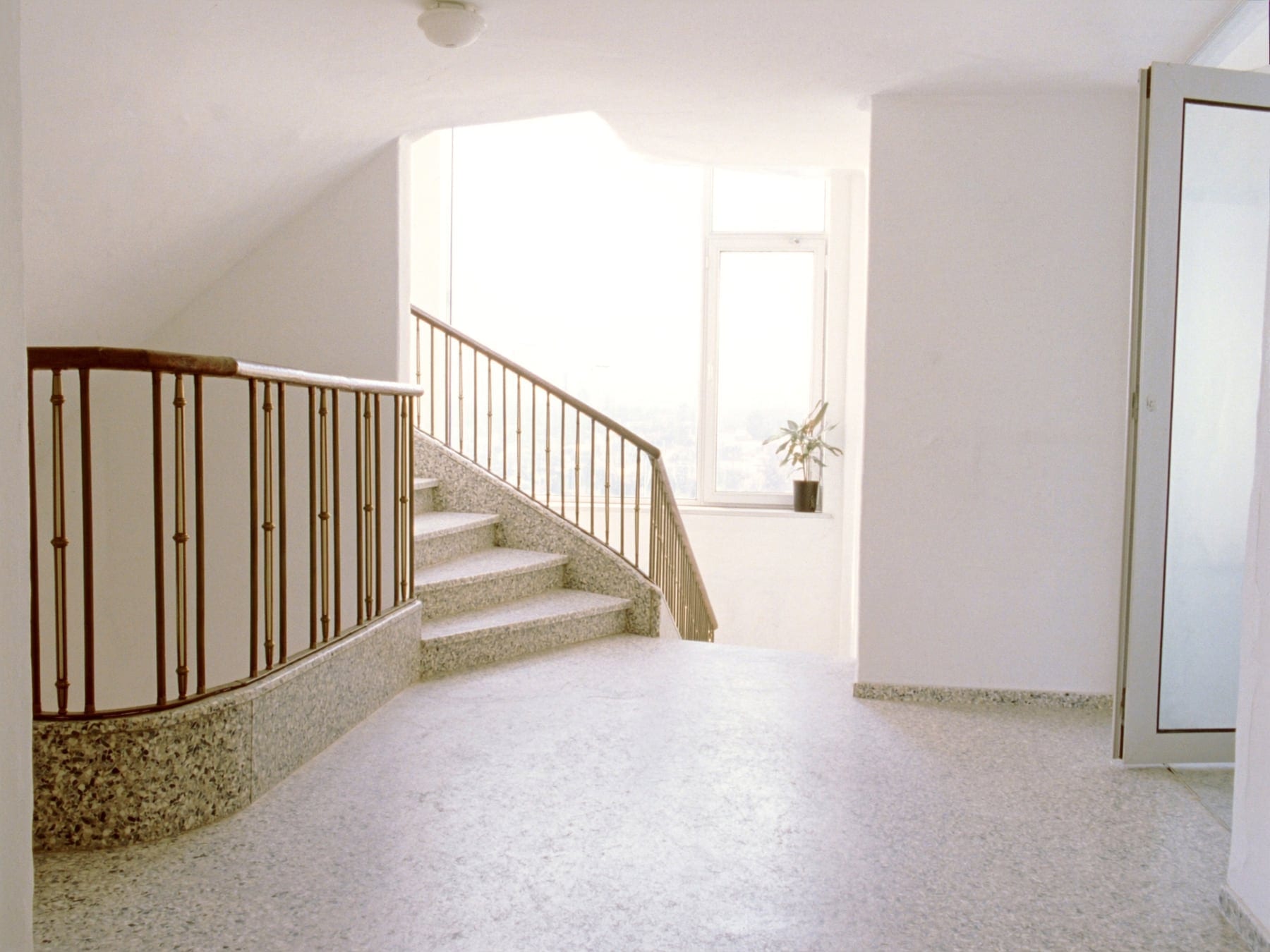 Gepflegtes Stiegenhaus einer Wohnanlage